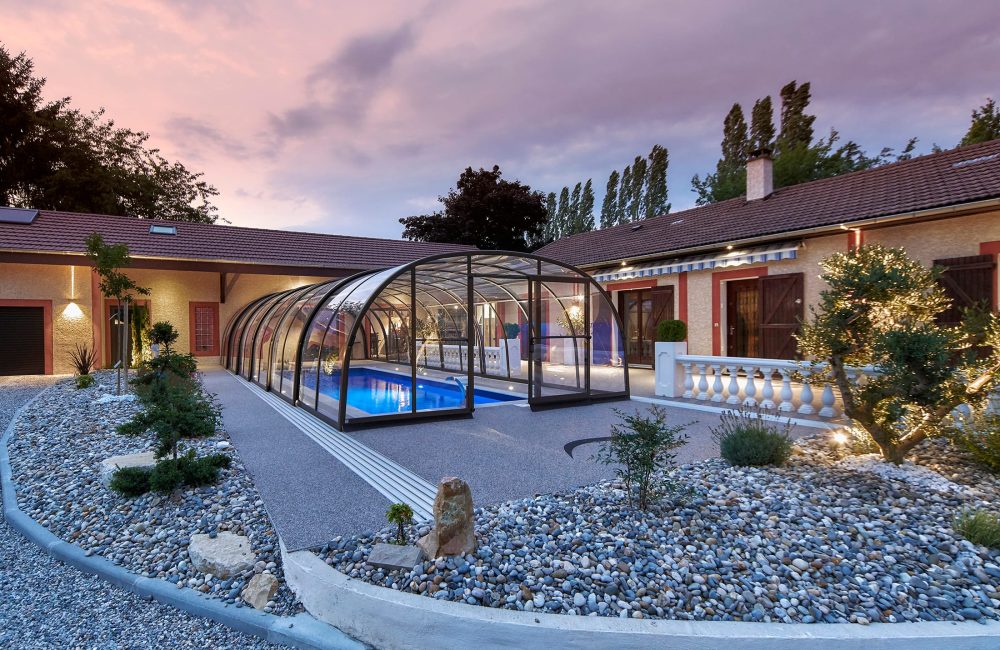 Couloir de nage avec nage à contre courant & abri haut télescopique