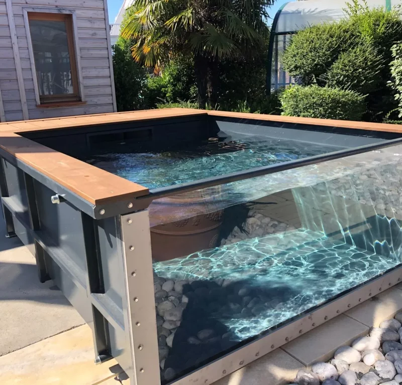 Piscine conteneur avec paroi en verre - Réalisation Delalande Piscines & Spas