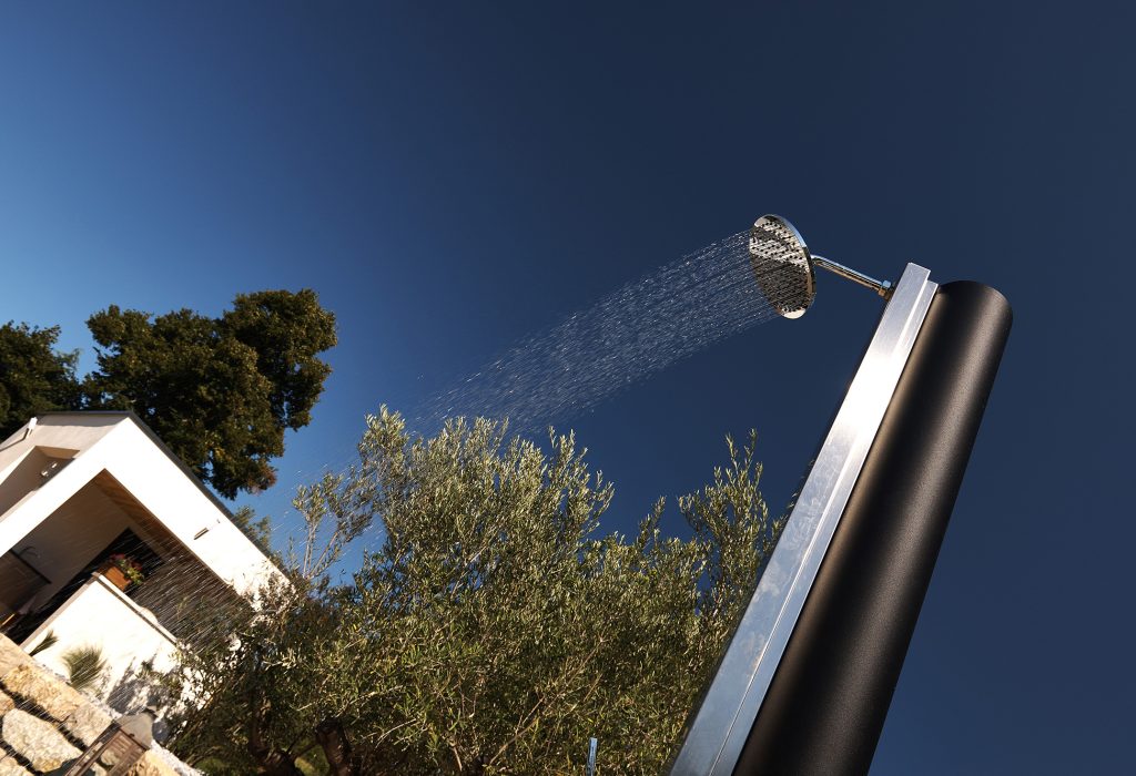 Piscine avec douche solaire, abri Outdoor et système domotique