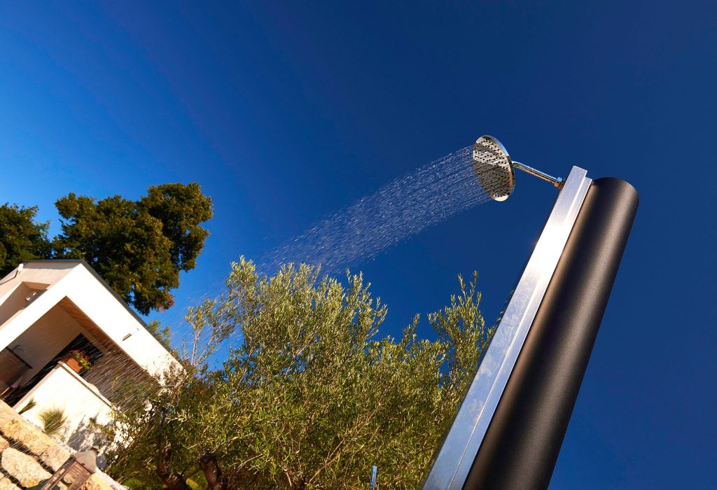 Piscine avec douche solaire, abri Outdoor et système domotique
