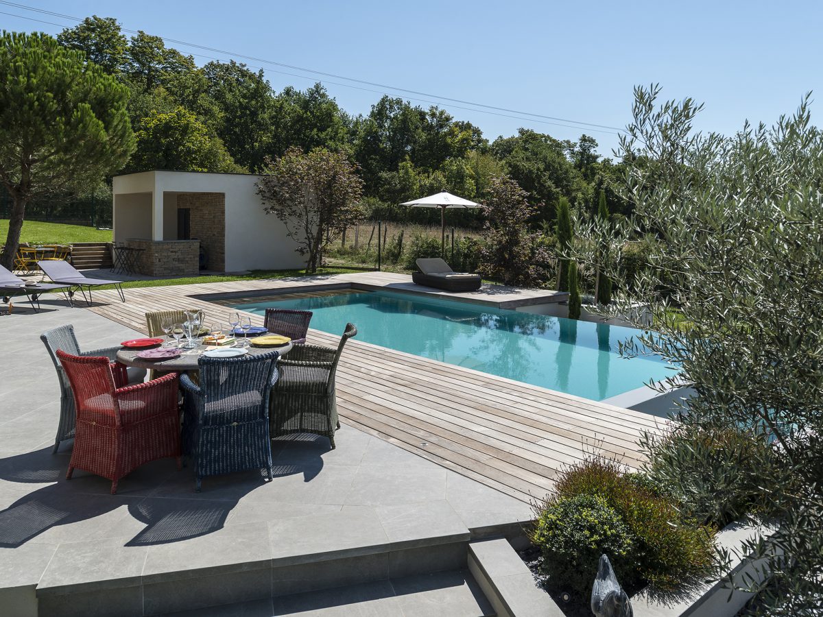 Piscine à débordement sur deux côtés