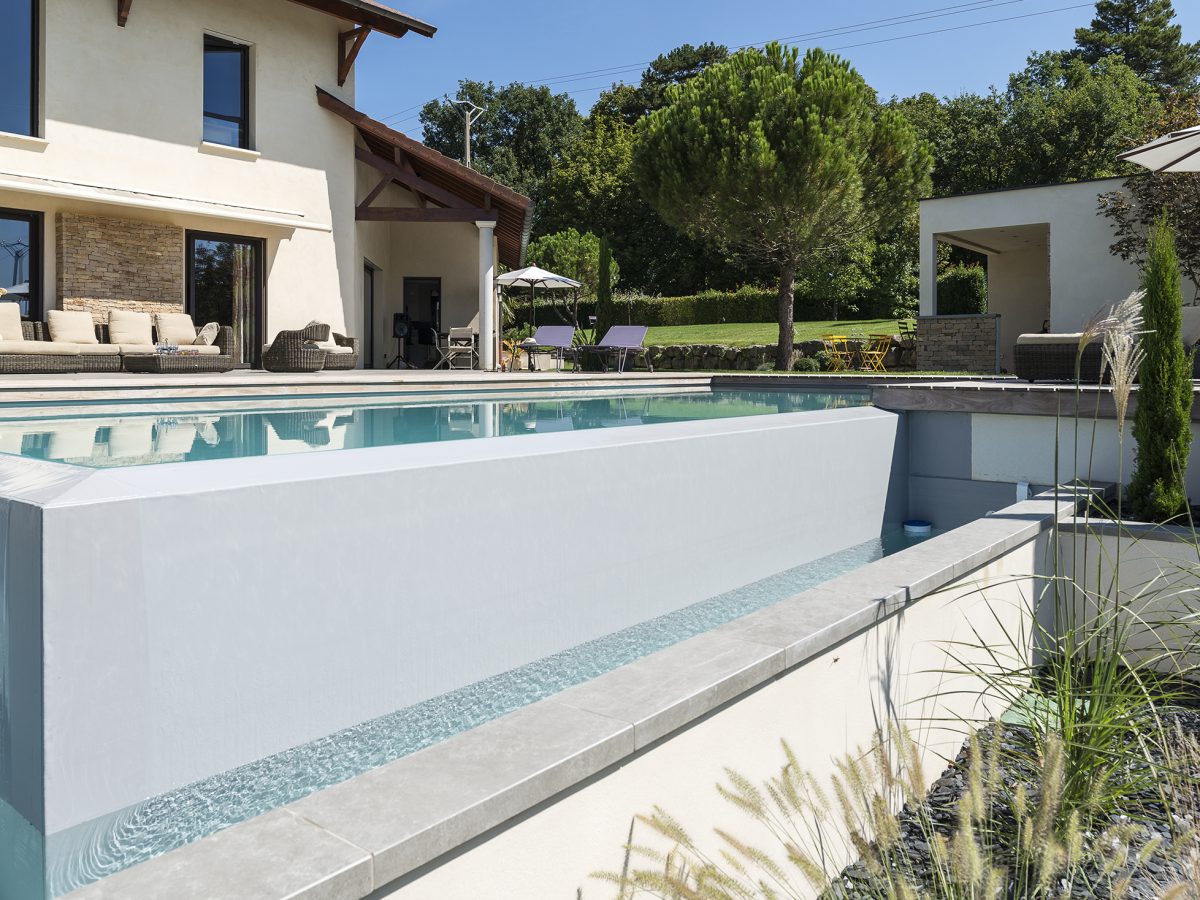 Piscine à débordement sur deux côtés, membrane armée gris clair