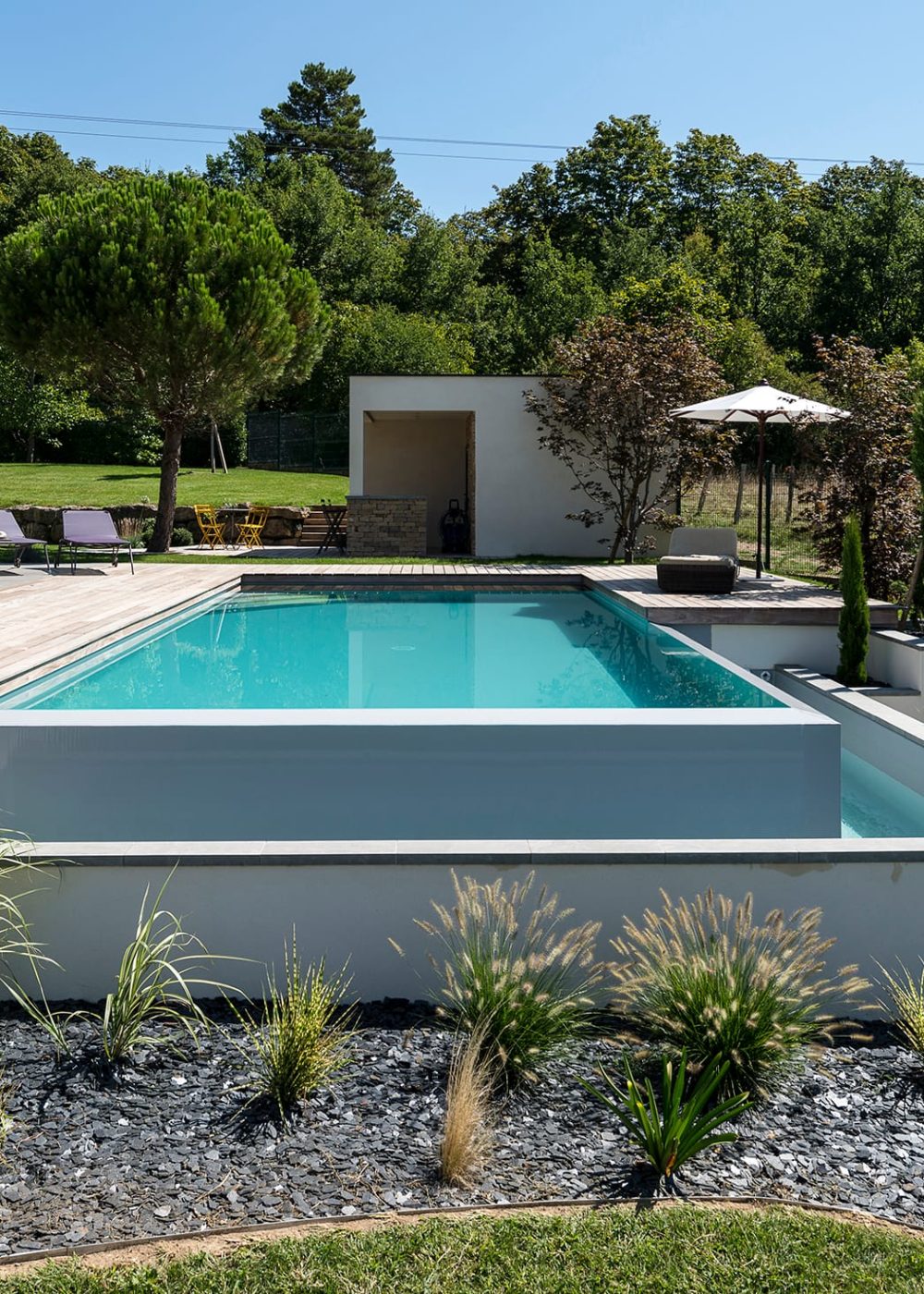 Piscine à débordement sur deux côtés, membrane armée gris clair