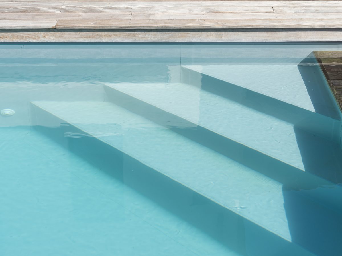 Piscine à débordement sur deux côtés, membrane armée gris clair