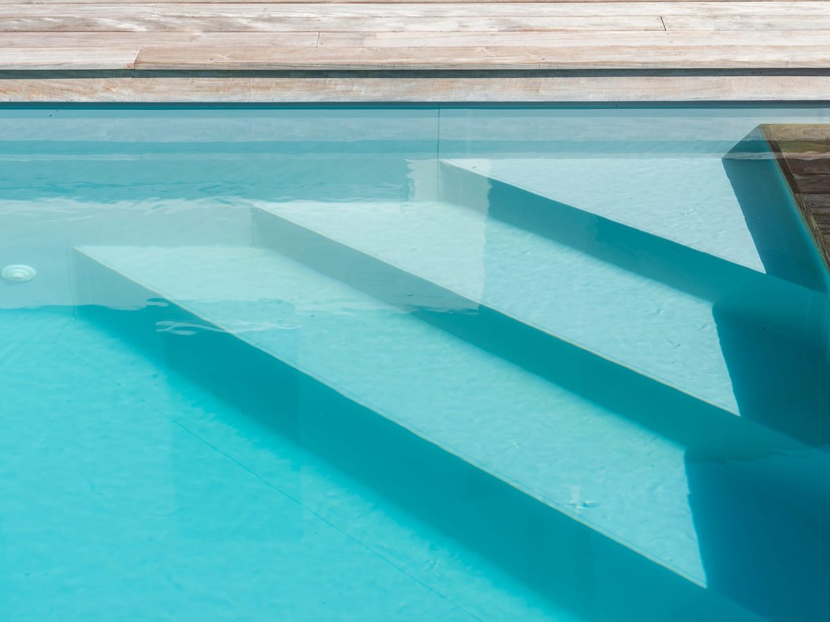 Piscine à débordement sur deux côtés, membrane armée gris clair