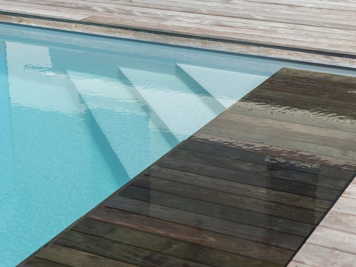 Piscine à débordement sur deux côtés, membrane armée gris clair