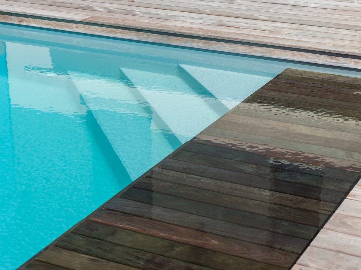 Piscine à débordement sur deux côtés, membrane armée gris clair