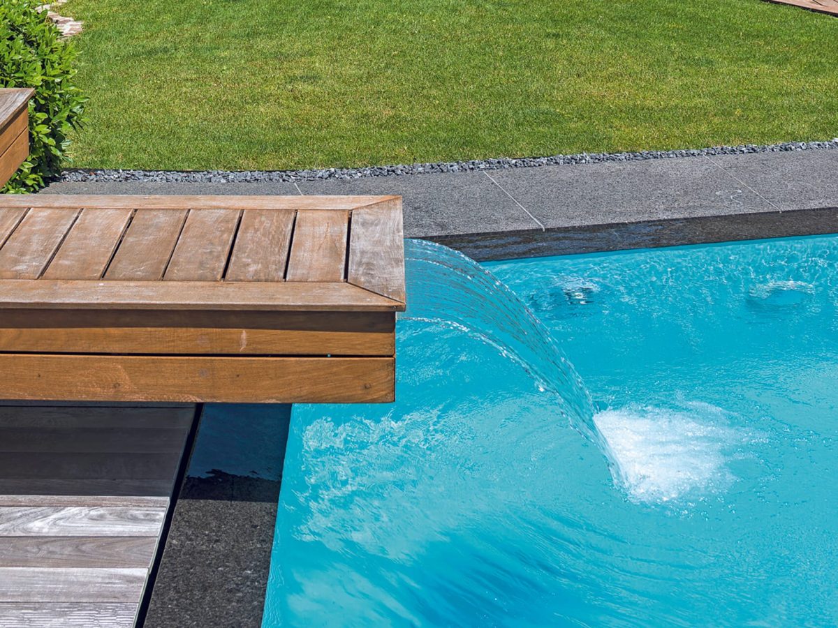 Piscine à débordement miroir forme libre sur mesure
