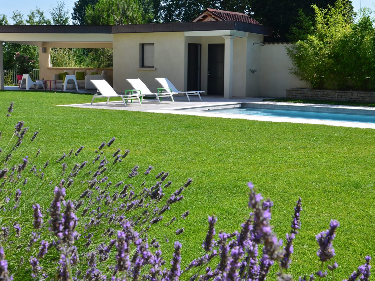 Couloir de Nage 13 x 4 m, escalier pleine largeur, margelles et plage en bois exotique