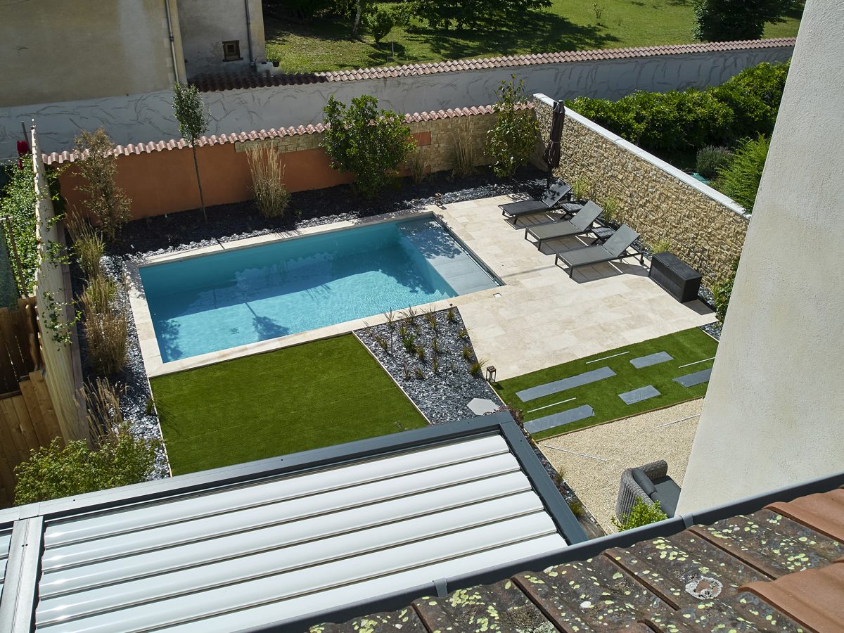 Piscine extérieure avec volet roulant immerge et escalier sur mesure