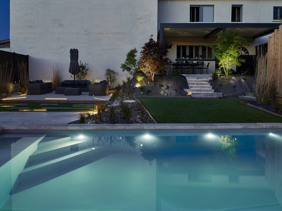 Piscine extérieure avec volet roulant immerge et escalier sur mesure
