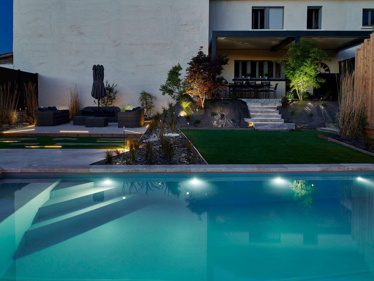 Piscine extérieure avec volet roulant immerge et escalier sur mesure