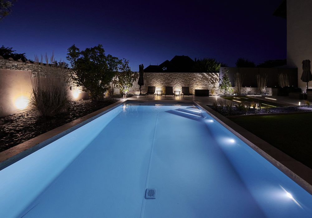 Piscine extérieure avec volet roulant immerge et escalier sur mesure