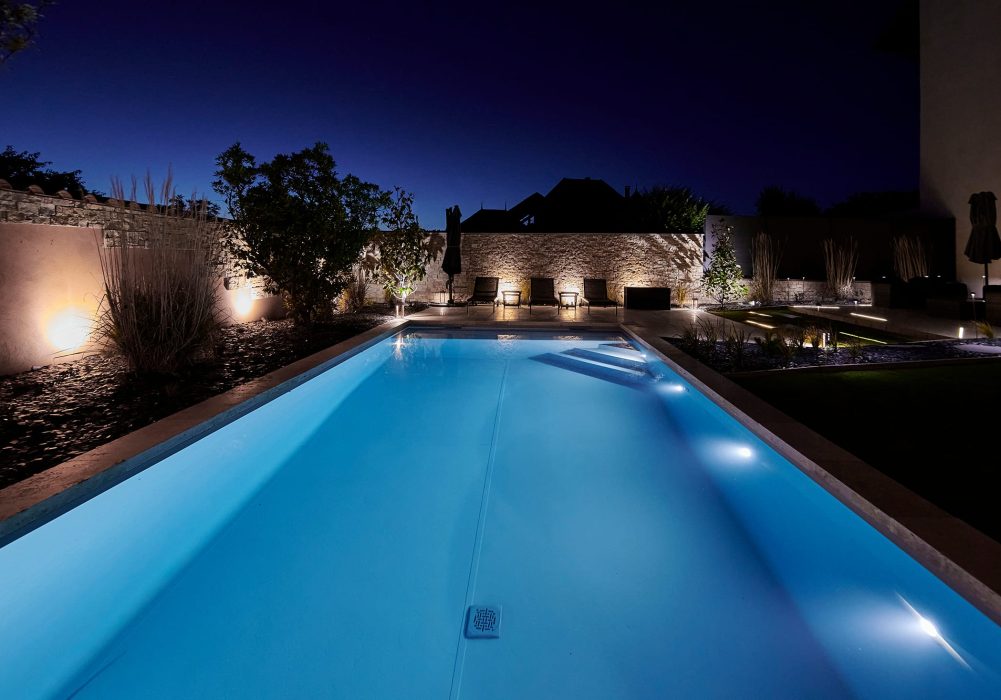 Piscine extérieure avec volet roulant immerge et escalier sur mesure