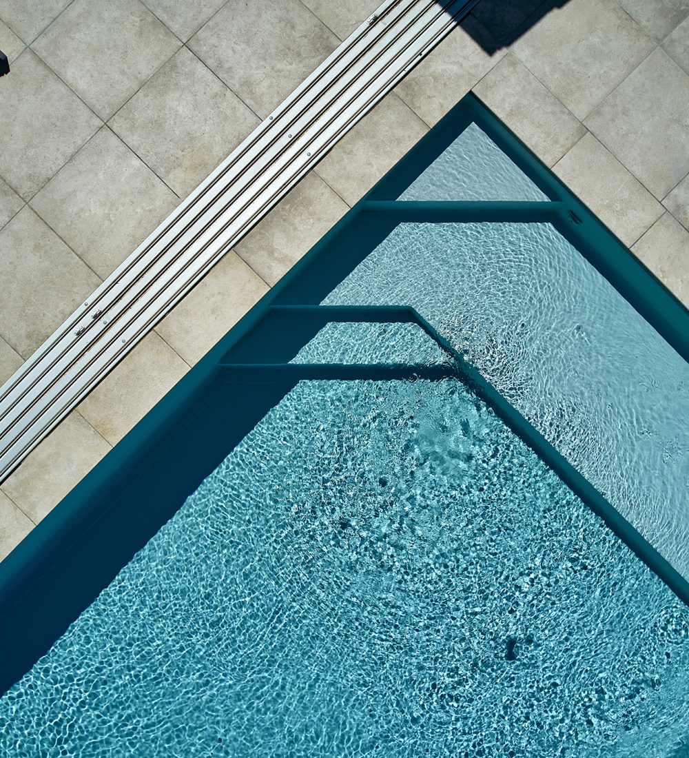 Piscine extérieure de 8x4 m avec abri mi-haut