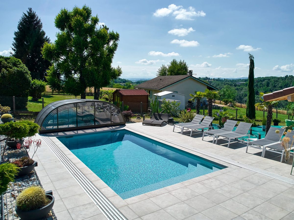 Piscine extérieure de 8x4 m avec abri mi-haut
