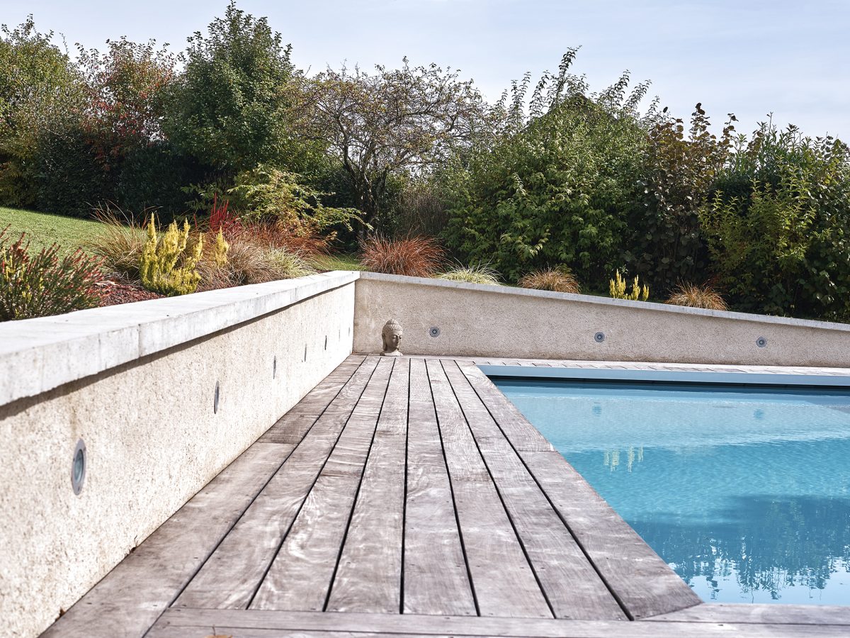 Piscine extérieure de 11 x 4.5 m avec plage en bois exotique