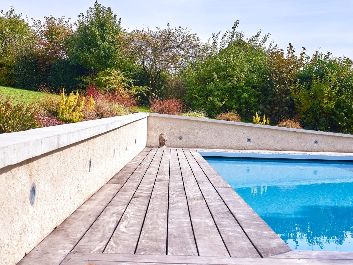 Piscine extérieure de 11 x 4.5 m avec plage en bois exotique