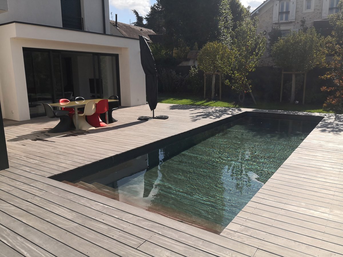 Piscine extérieure à fond mobile, plage en boi