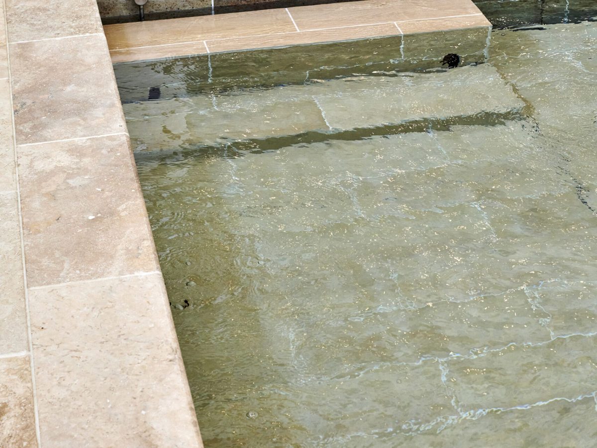 Piscine à fond mobile avec escalier