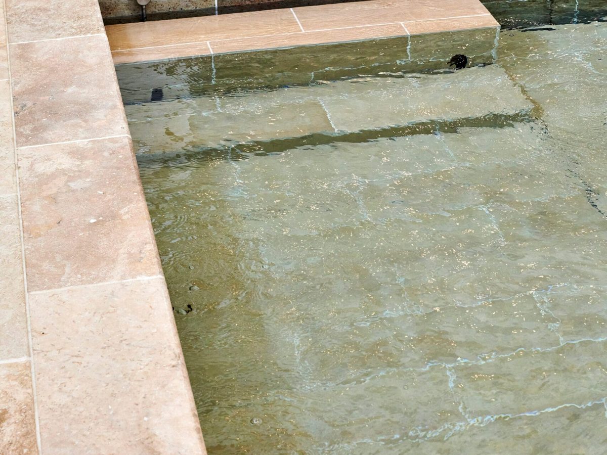 Piscine à fond mobile avec escalier