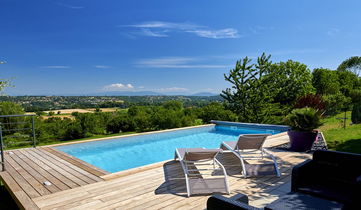 Piscine hors-sol, margelles et plage en bois