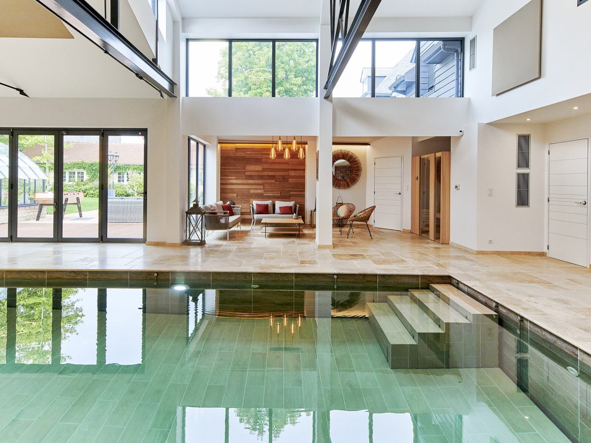 Piscine intérieure à fond mobile en pierres naturelles