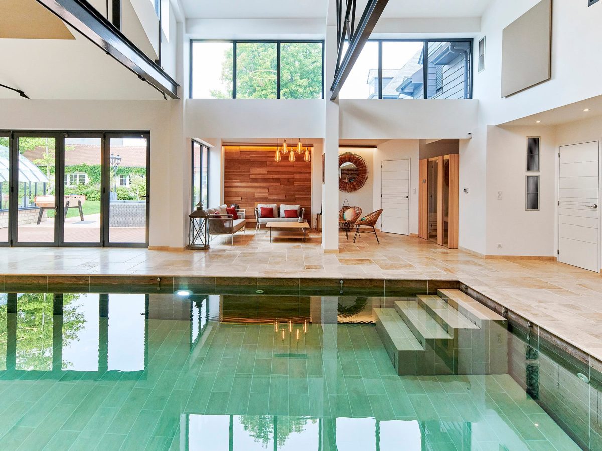 Piscine intérieure à fond mobile en pierres naturelles