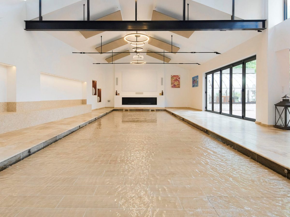 Piscine intérieure à fond mobile en pierres naturelles