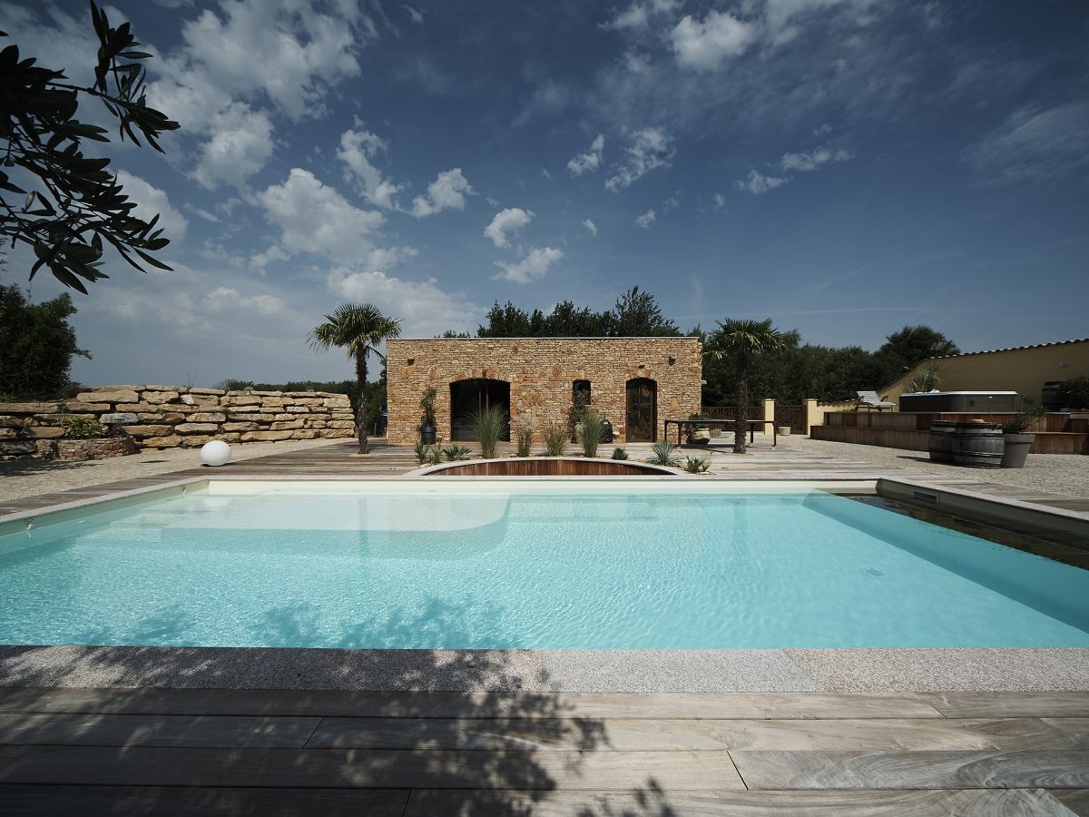 Piscine lagon et spa 5 places pour un espace wellness ultime