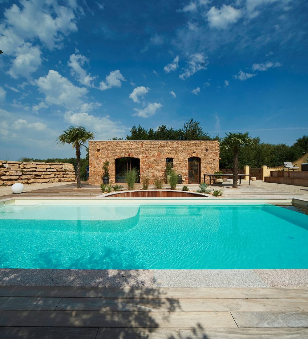 Piscine lagon et spa 5 places pour un espace wellness ultime