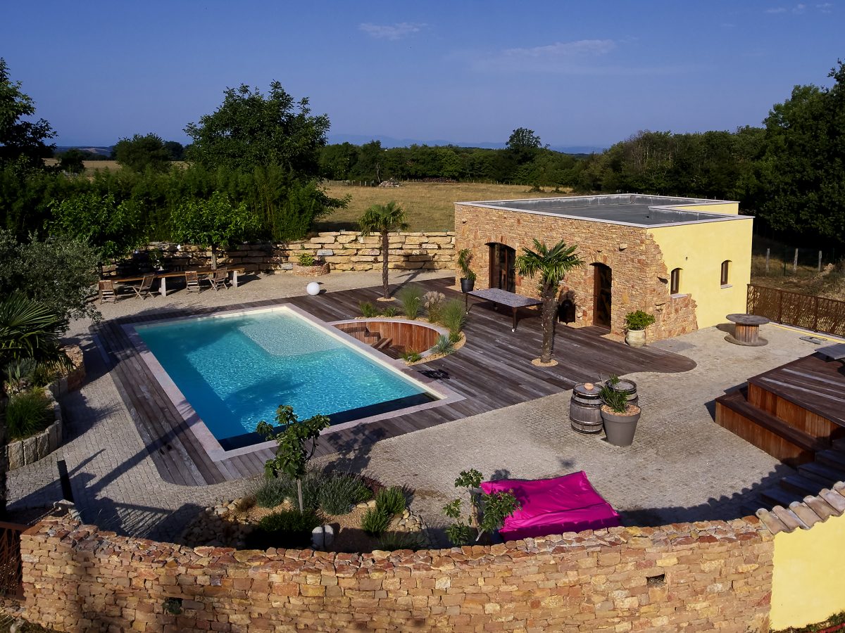 Piscine lagon et spa 5 places pour un espace wellness ultime