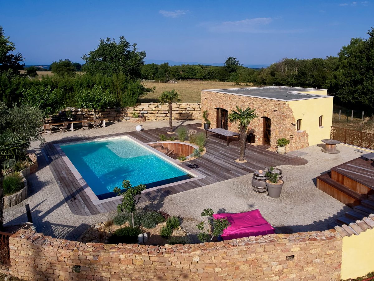 Piscine lagon et spa 5 places pour un espace wellness ultime