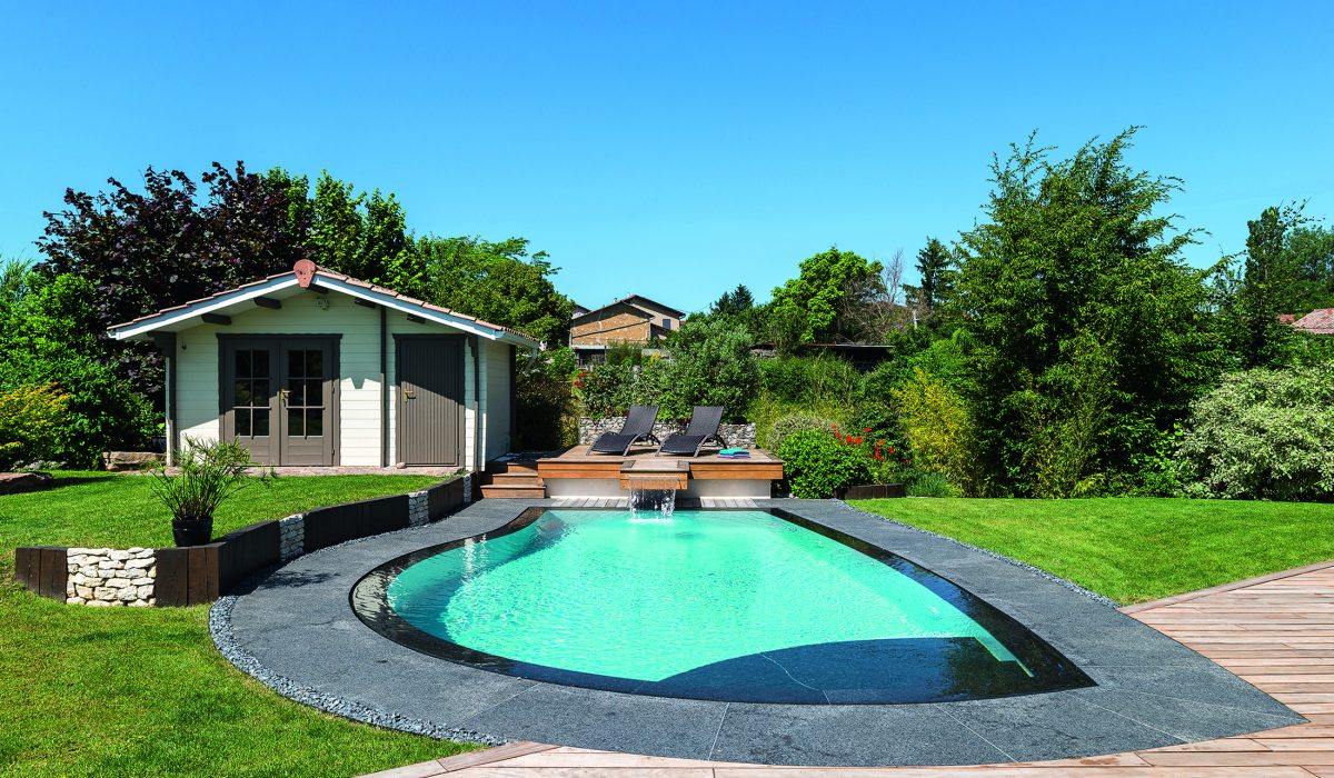 Piscine à débordement miroir forme libre sur mesure