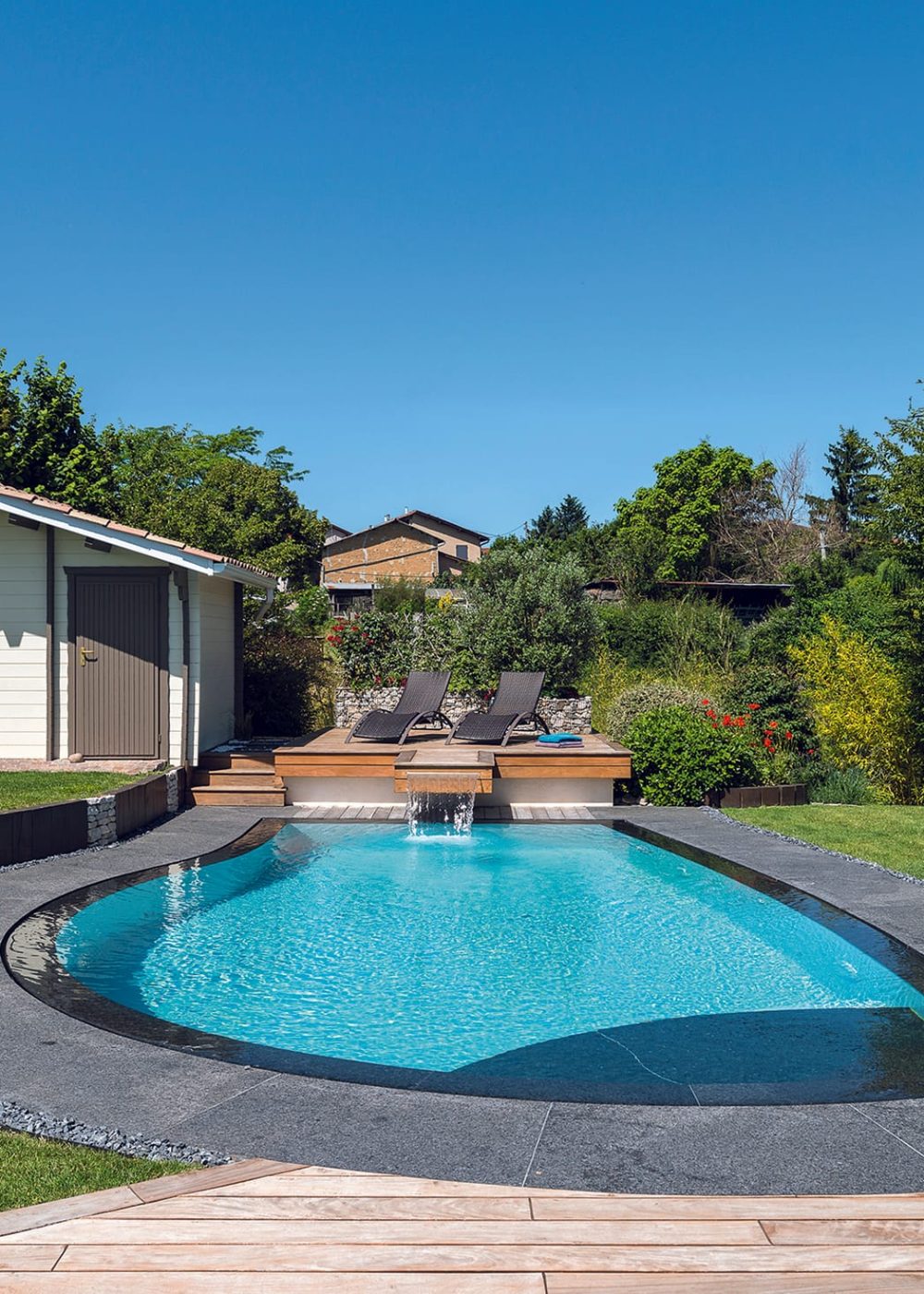Piscine à débordement miroir forme libre sur mesure