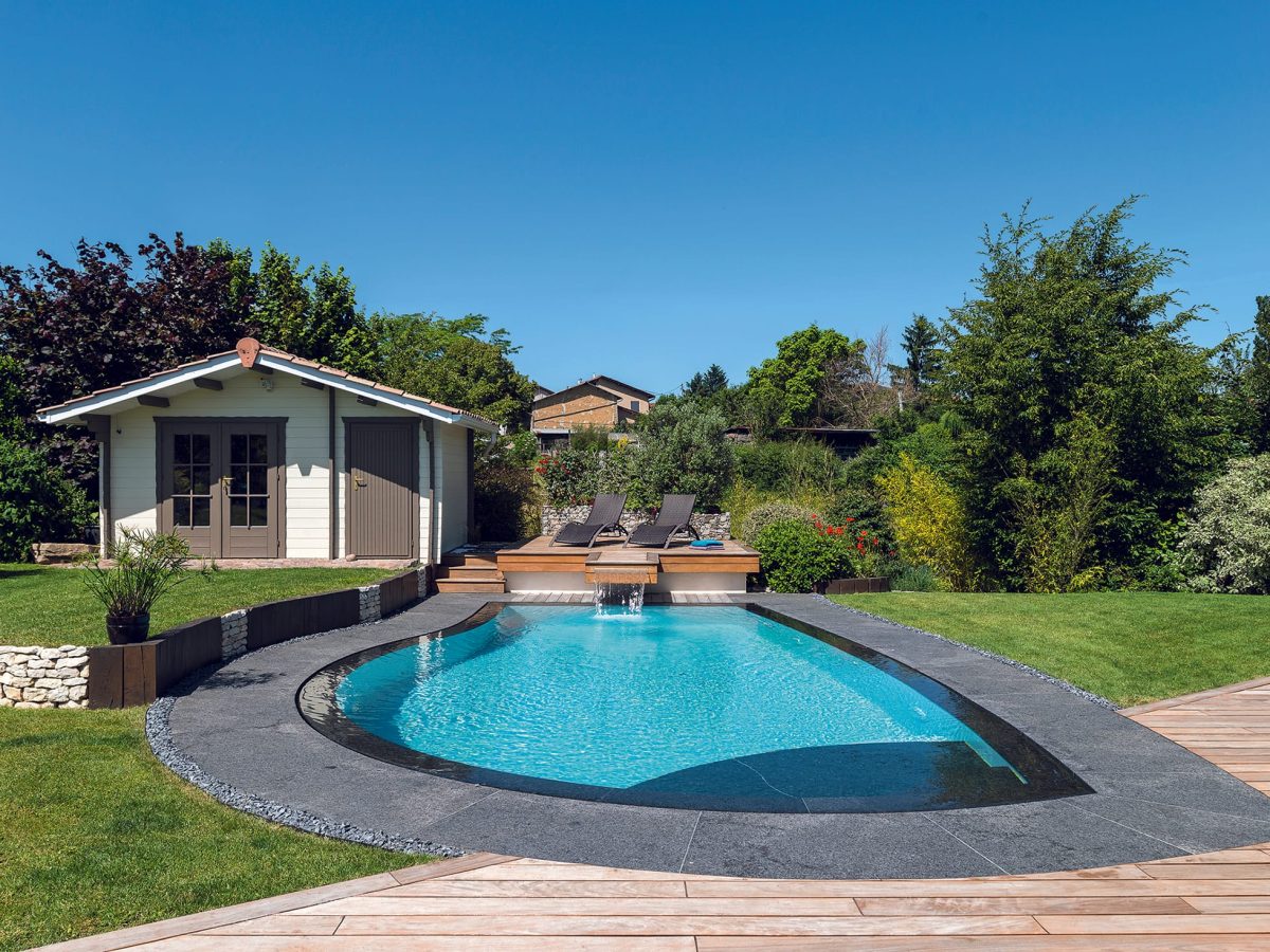 Piscine à débordement miroir forme libre sur mesure