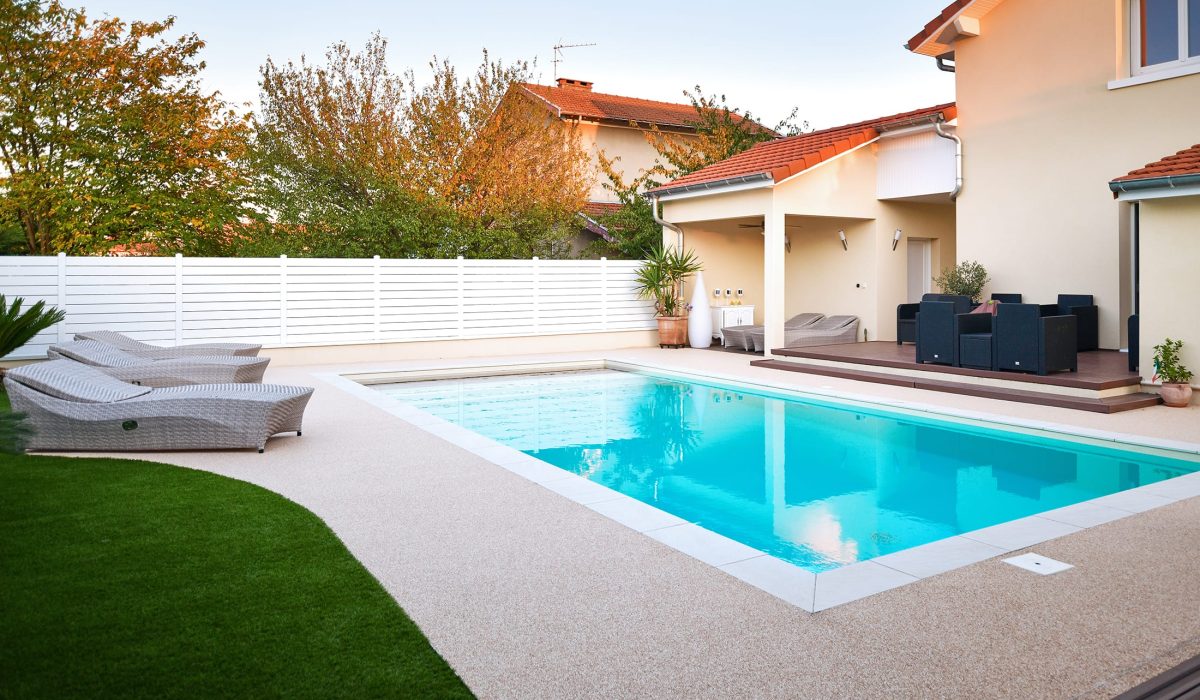 Piscine de 9,00 x 4,00 m, margelles grès cérame et plage en résine