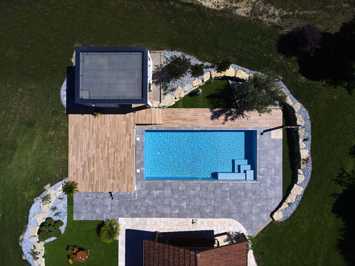 Piscine avec douche solaire, abri Outdoor et système domotique