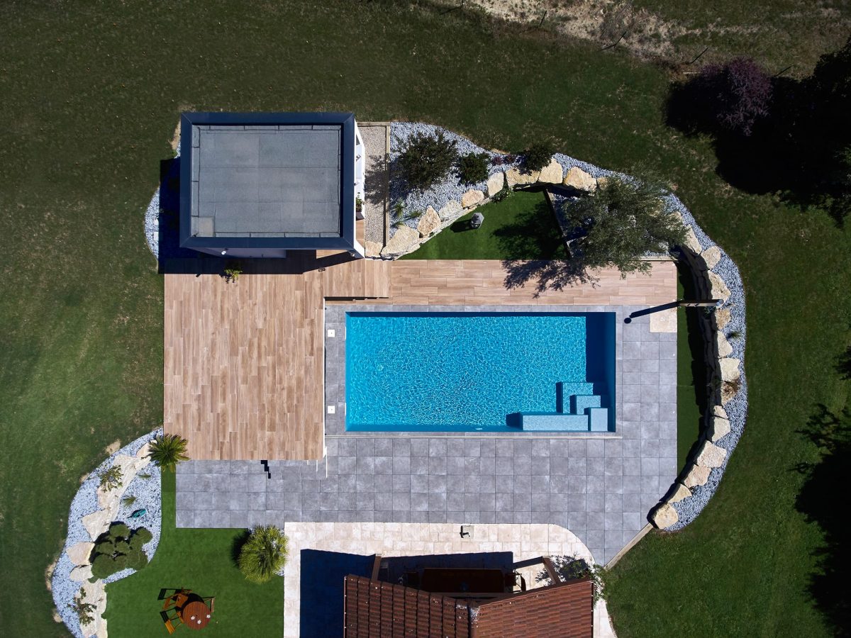 Piscine avec douche solaire, abri Outdoor et système domotique