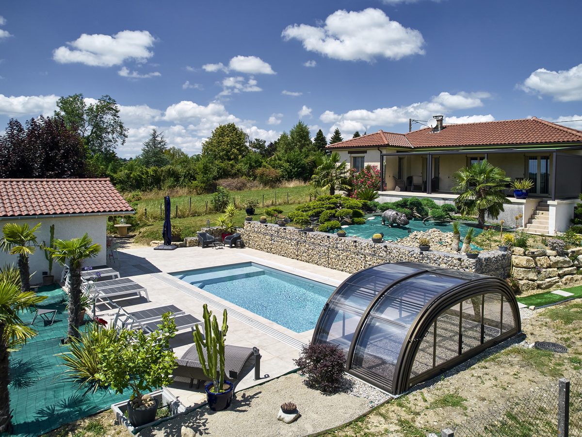 Piscine extérieure de 8x4 m avec abri mi-haut