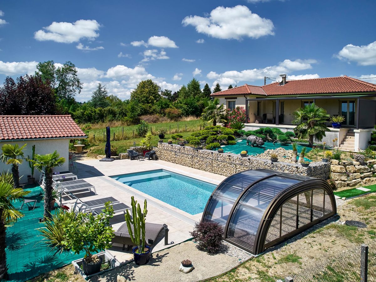Piscine extérieure de 8x4 m avec abri mi-haut