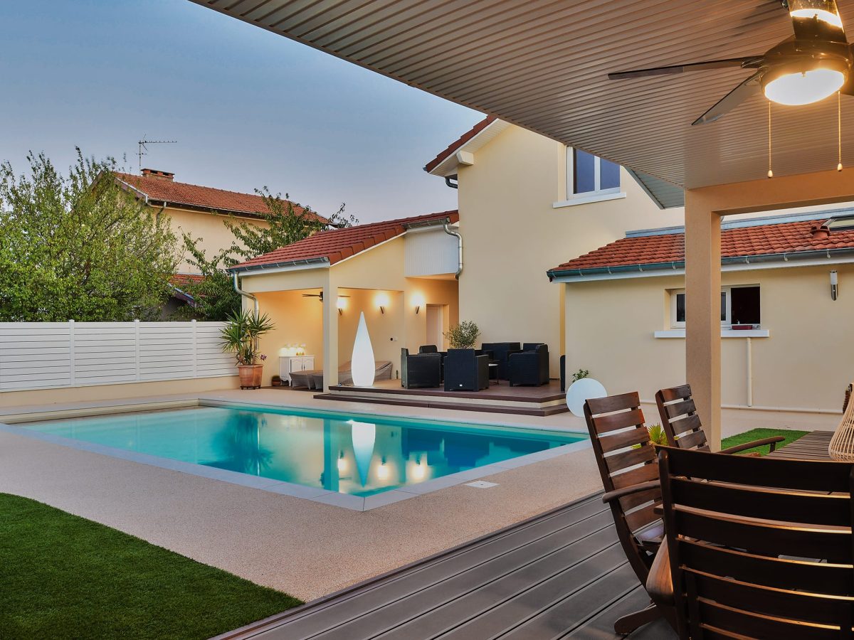 Piscine de 9,00 x 4,00 m, margelles grès cérame et plage en résine