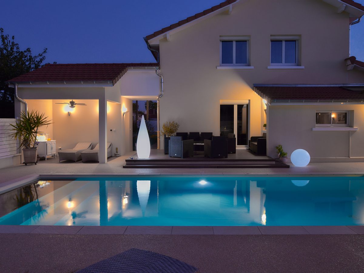 Piscine de 9,00 x 4,00 m, margelles grès cérame et plage en résine