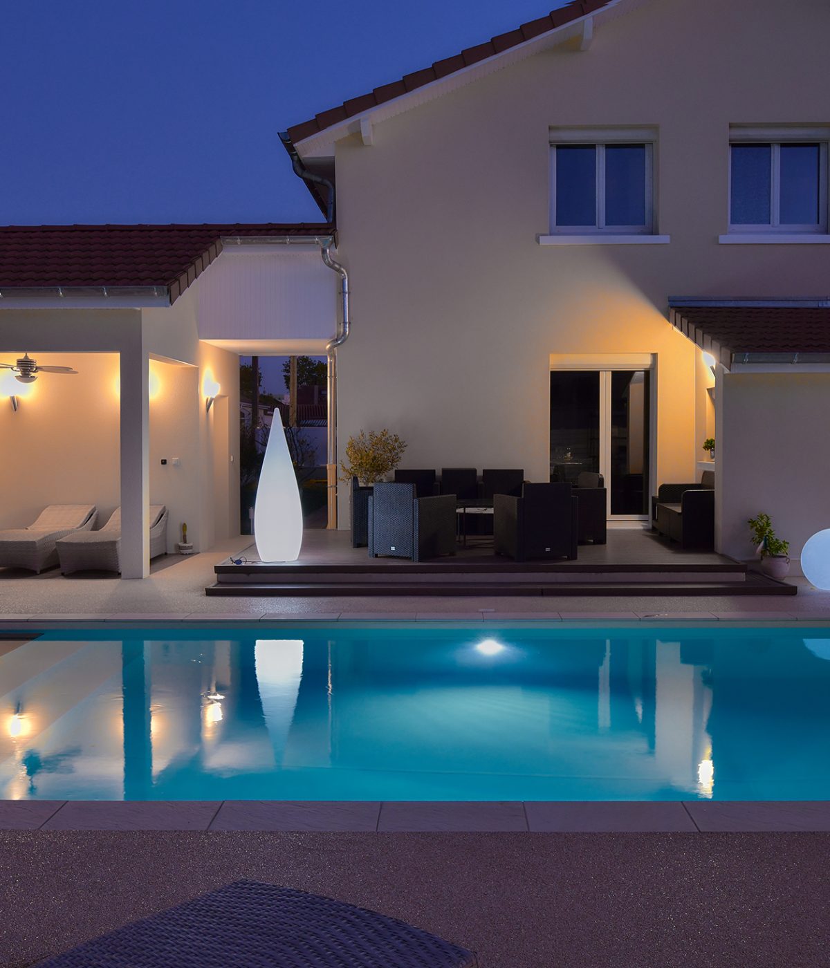 Piscine de 9,00 x 4,00 m, margelles grès cérame et plage en résine