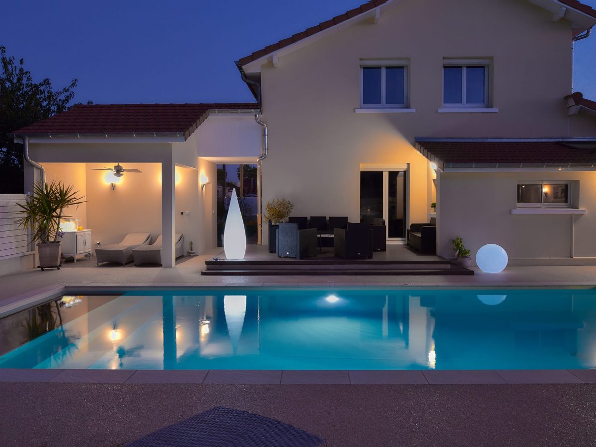 Piscine de 9,00 x 4,00 m, margelles grès cérame et plage en résine