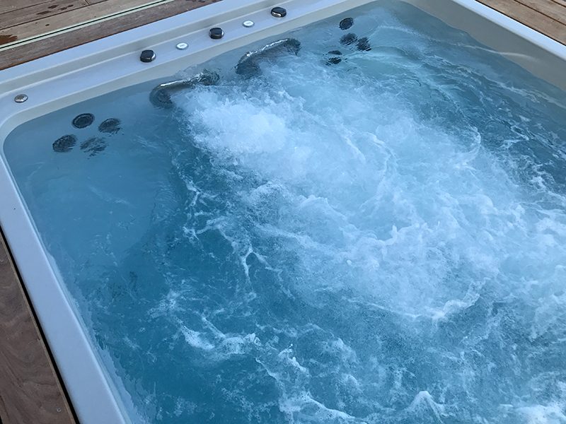 Spa de nage sportive avec nage à contre courant