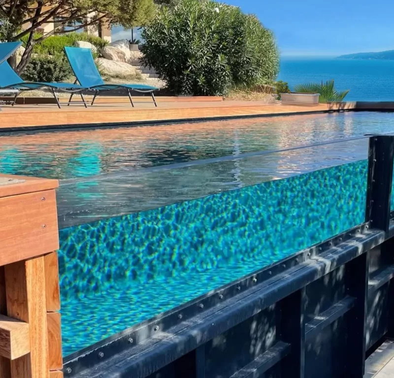 Piscine conteneur avec paroi en verre