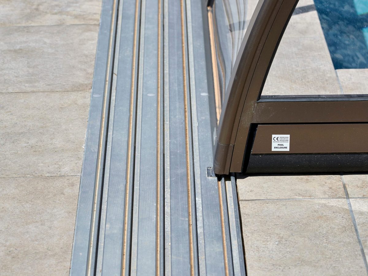 Rail abri mi-haut - piscine extérieure de 8x4 m