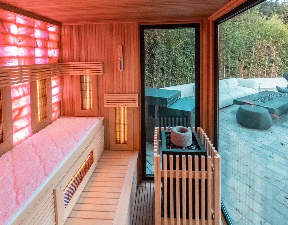 Aménagement de piscines avec un sauna extérieur en bois