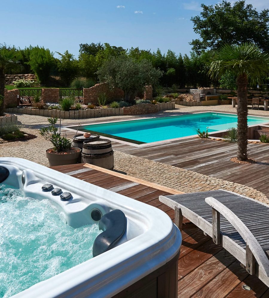 Piscine lagon et spa 5 places pour un espace wellness ultime